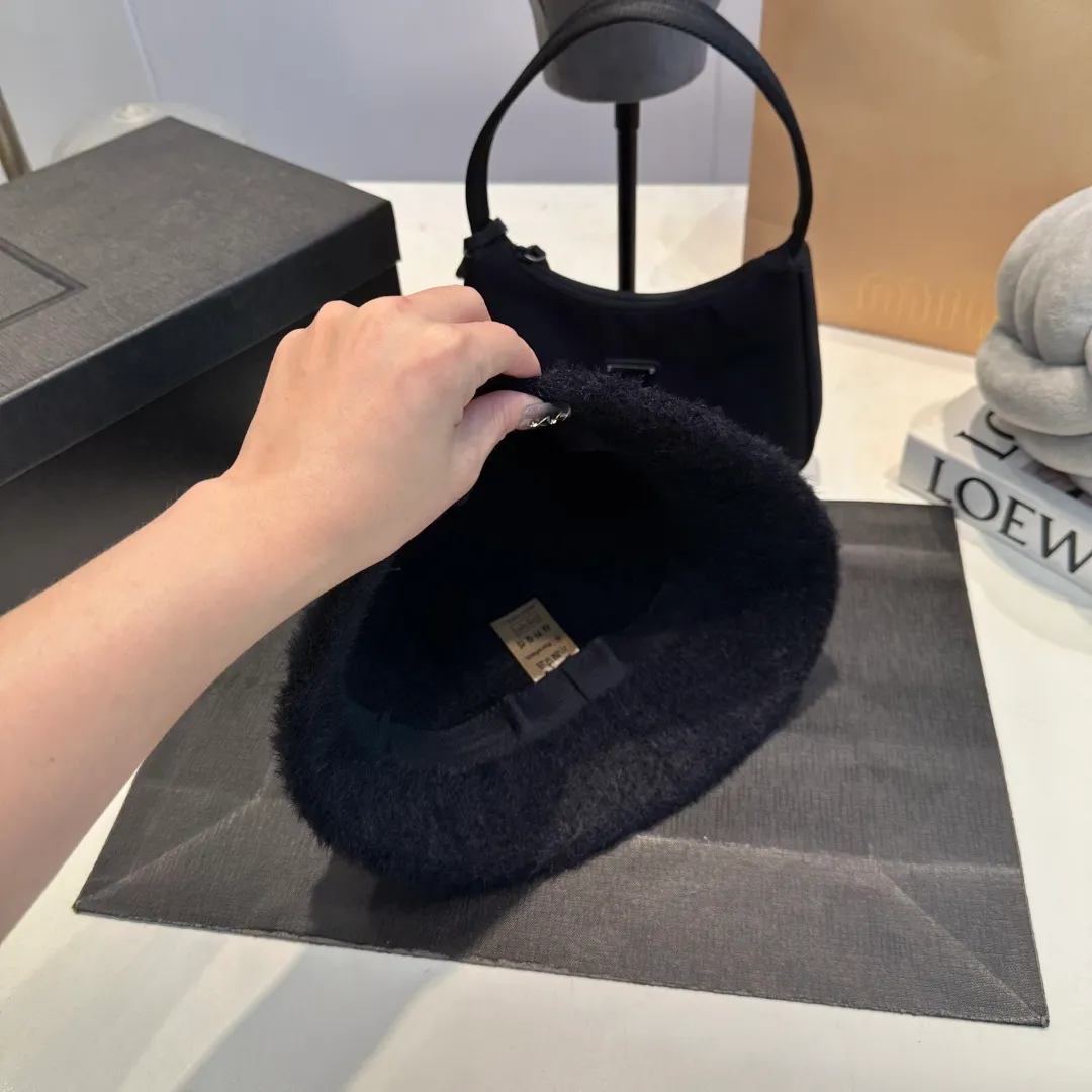 P60 Celine Celine* customized version of Arc de Triomphe lamb wool basin hat women's bucket hat 2025 hot new style autumn and winter hat fisherman hat winter style