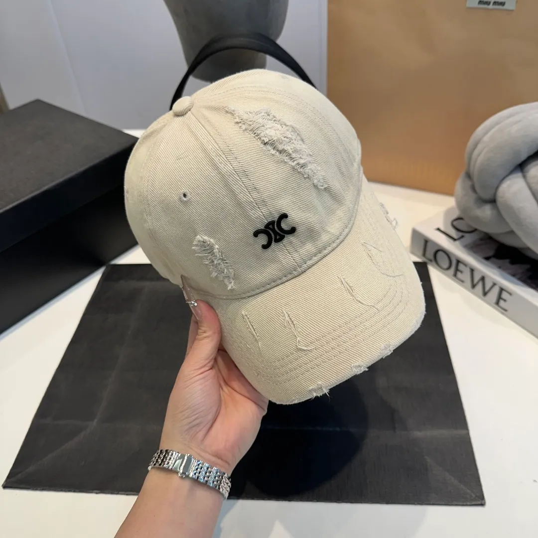 P60 Celine's new baseball cap 🧢 This season is decorated with the small Arc de Triomphe logo. Navy blue｜black｜dark red. Casual and practical! Close your eyes and enter!