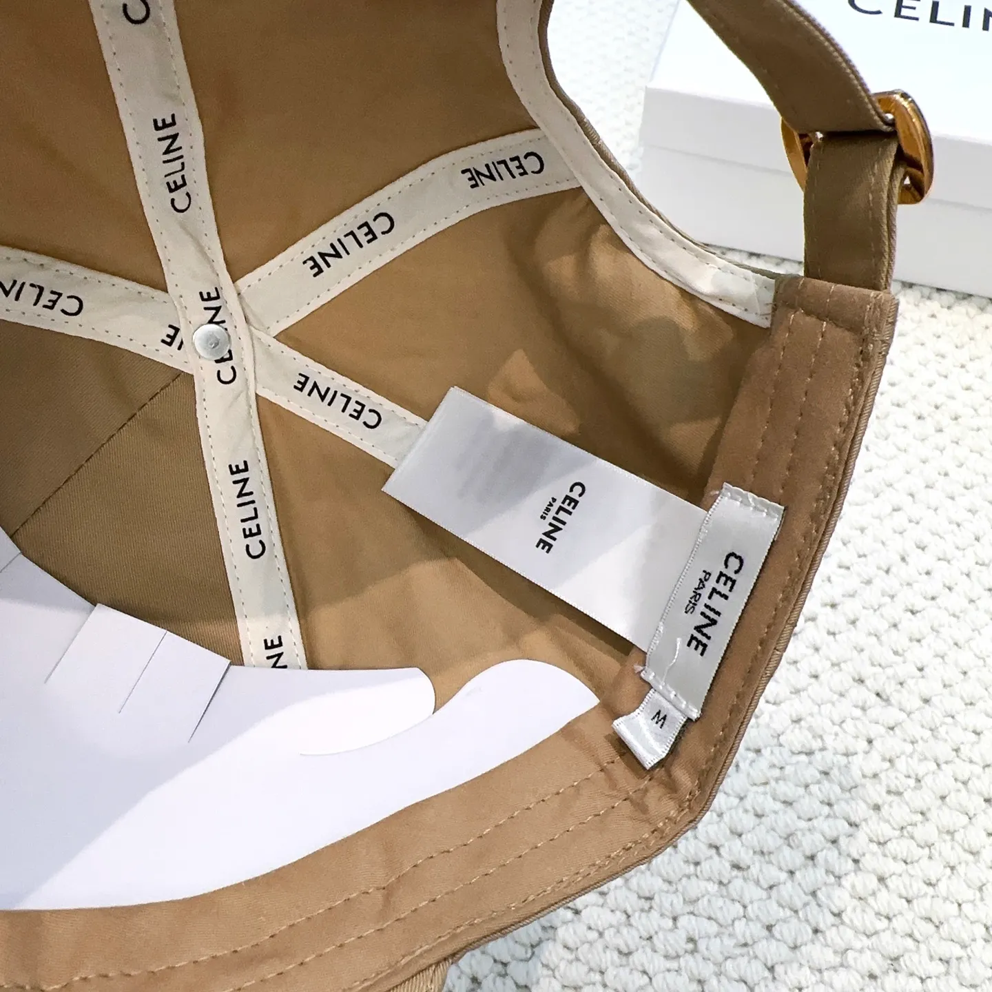 P70 popular CELINE (Celine) latest baseball cap with simple letters, fashionable and high-end workmanship! Every hat is made with care! Extraordinary quality, suitable for both men and women.    Céline's hat has a simple design, high-end color matching, delicate texture, and clean style. It is an iconic item. The letter C is the official icon of CELINE. It is deeply rooted in the brand's historical heritage, and at the same time it exudes modern elegance and a new trend of retro modernity. Simple baseball cap decorated with C logo. Self-attitude, no need to elaborate.