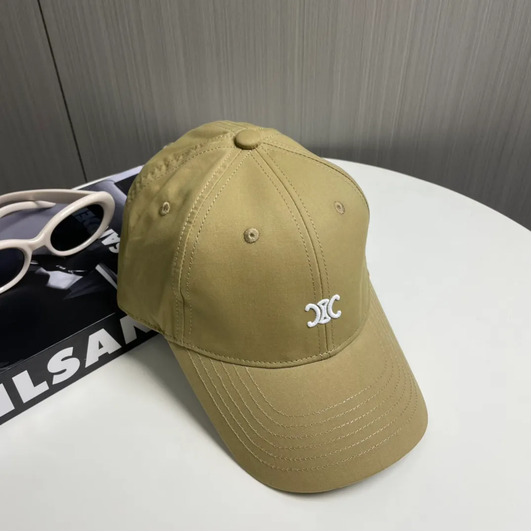 P70 popular CELINE (Celine) latest baseball cap with simple letters, fashionable and high-end workmanship! Every hat is made with care! Extraordinary quality, suitable for both men and women.    Céline's hat has a simple design, high-end color matching, delicate texture, and clean style. It is an iconic item. The letter C is the official icon of CELINE. It is deeply rooted in the brand's historical heritage, and at the same time it exudes modern elegance and a new trend of retro modernity. Simple baseball cap decorated with C logo. Self-attitude, no need to elaborate.