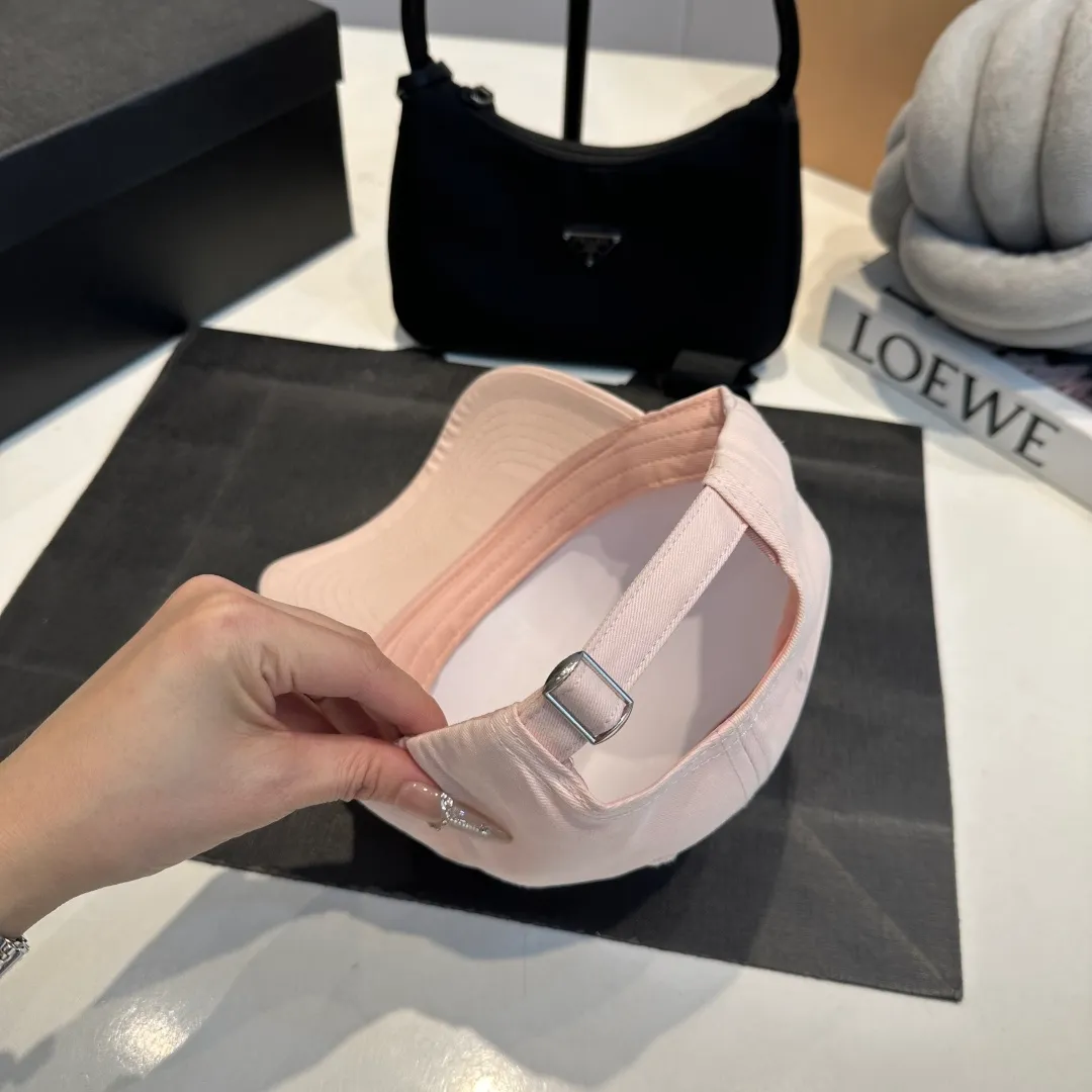 P60 CELINE Celine's new classic casual and trendy style, simple baseball cap🧢Japanese and Korean style, looks great with any combination! A must-have when traveling