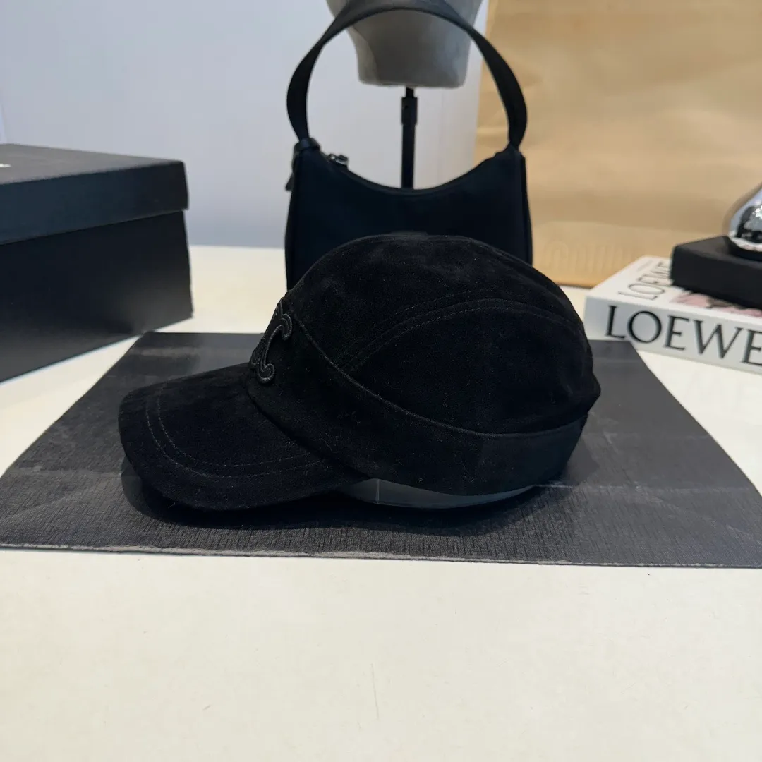 P60 CELINE's new Arc de Triomphe logo baseball cap. High quality, great color, perfect details. Latest Arc de Triomphe logo, out of stock. Must buy.