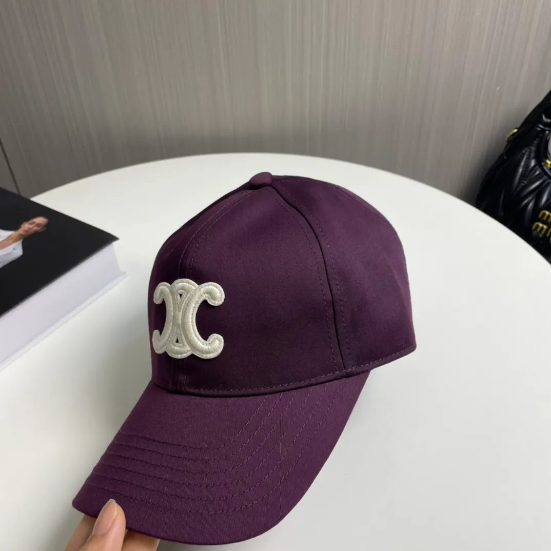 P76 popular CELINE (Celine) official website purchase version. Original 1:1 customized! The latest baseball cap with the same style as the simple letter star, fashionable and high-end workmanship! Every hat is made with care! Extraordinary quality, suitable for both men and women.    Céline's hat has a simple design, high-end color matching, delicate texture, and clean style. It is an iconic item. The letter C is the official icon of CELINE. It is deeply rooted in the brand's historical heritage, and at the same time it exudes modern elegance and a new trend of retro modernity. Simple baseball cap decorated with C logo. Self-attitude, no need to elaborate.