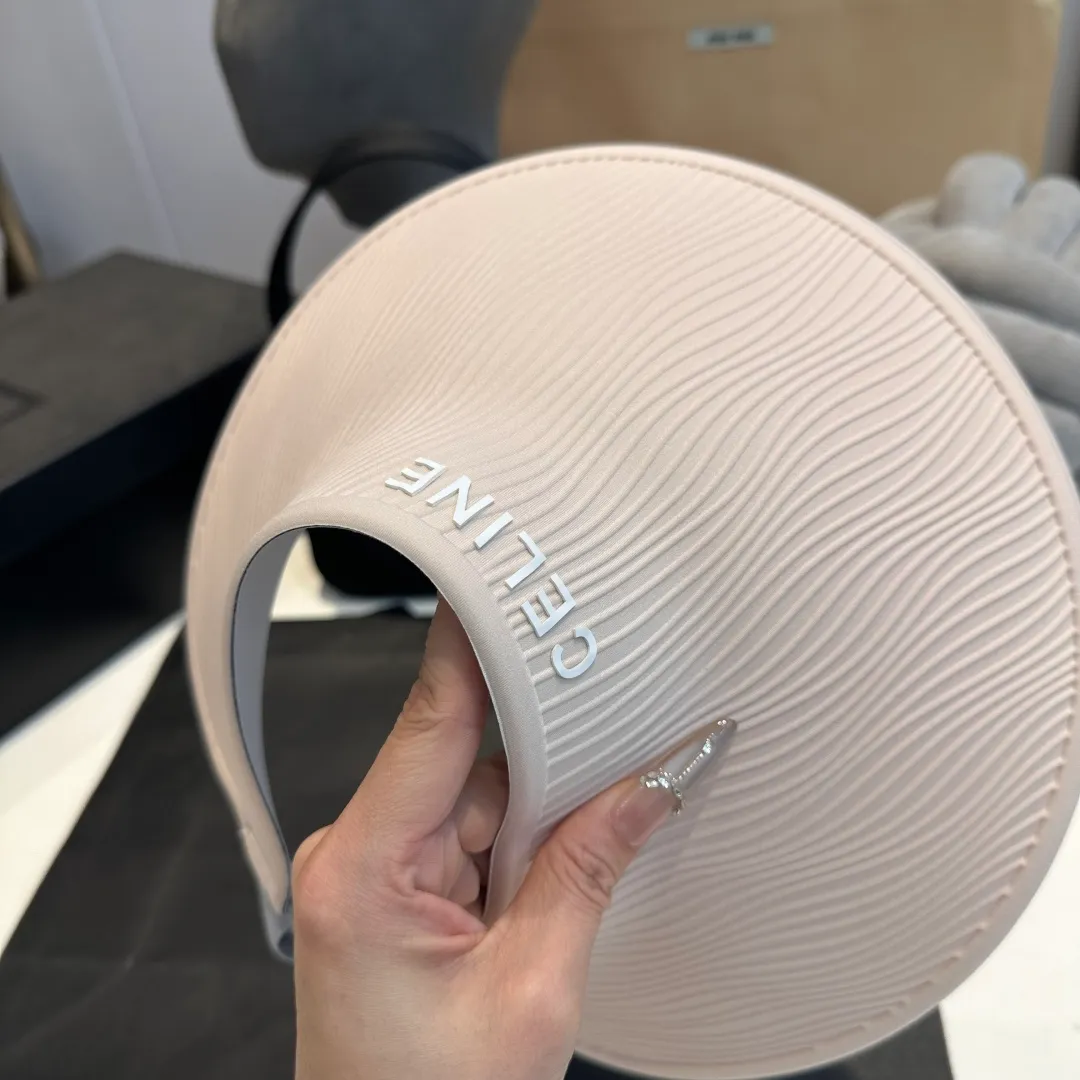 P60 CELINE Celine's new empty-top hat. Sun protection is a compulsory course for girls in this life. This large brim hat is invincible in sun protection. It can be worn all day without any trace or cumbersome feeling.
