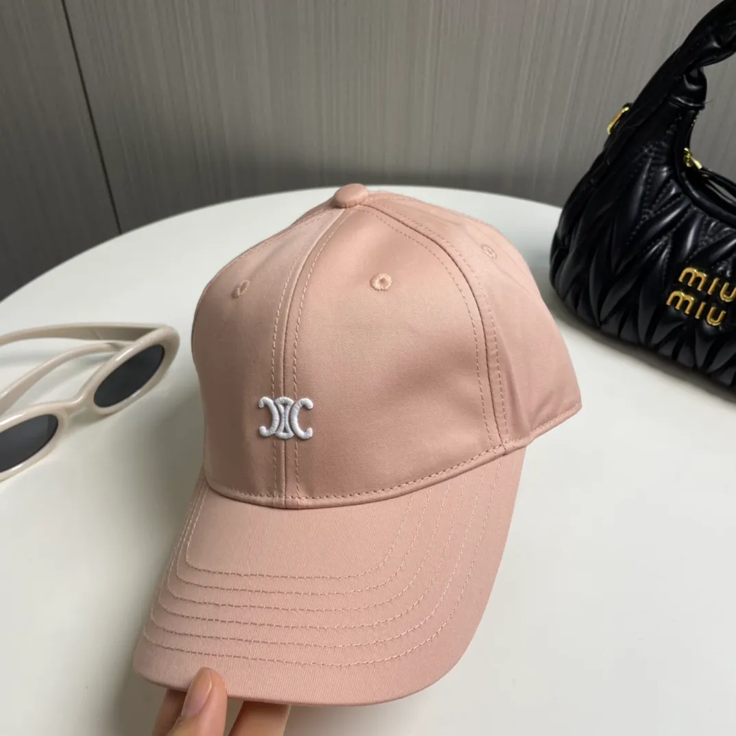 P70 popular CELINE (Celine) latest baseball cap with simple letters, fashionable and high-end workmanship! Every hat is made with care! Extraordinary quality, suitable for both men and women.    Céline's hat has a simple design, high-end color matching, delicate texture, and clean style. It is an iconic item. The letter C is the official icon of CELINE. It is deeply rooted in the brand's historical heritage, and at the same time it exudes modern elegance and a new trend of retro modernity. Simple baseball cap decorated with C logo. Self-attitude, no need to elaborate.