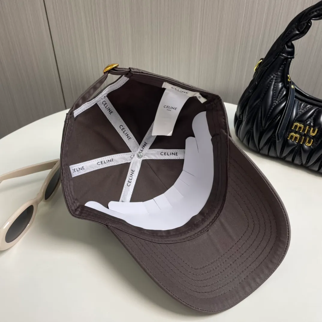 P70 popular CELINE official website purchase version. Original 1:1 customized! The latest baseball cap with the same style as the simple letter star, fashionable and high-end workmanship! Every hat is made with care! Extraordinary quality, suitable for both men and women.    Céline's hat has a simple design, high-end color matching, delicate texture, and clean style. It is an iconic item. The letter C is the official icon of CELINE. It is deeply rooted in the brand's historical heritage, and at the same time it exudes modern elegance and a new trend of retro modernity. Simple baseball cap decorated with C logo. Self-attitude, no need to elaborate.