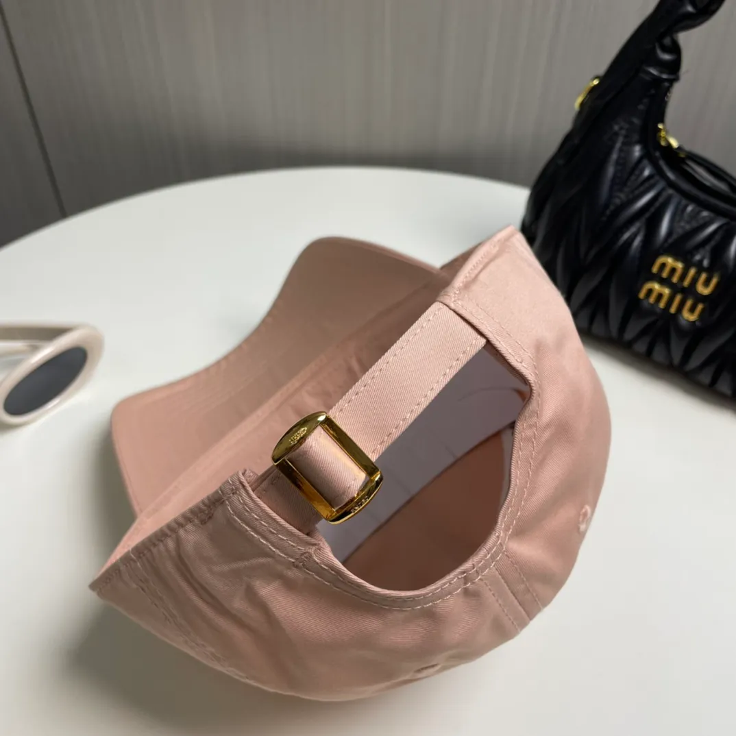P70 popular CELINE (Celine) latest baseball cap with simple letters, fashionable and high-end workmanship! Every hat is made with care! Extraordinary quality, suitable for both men and women.    Céline's hat has a simple design, high-end color matching, delicate texture, and clean style. It is an iconic item. The letter C is the official icon of CELINE. It is deeply rooted in the brand's historical heritage, and at the same time it exudes modern elegance and a new trend of retro modernity. Simple baseball cap decorated with C logo. Self-attitude, no need to elaborate.