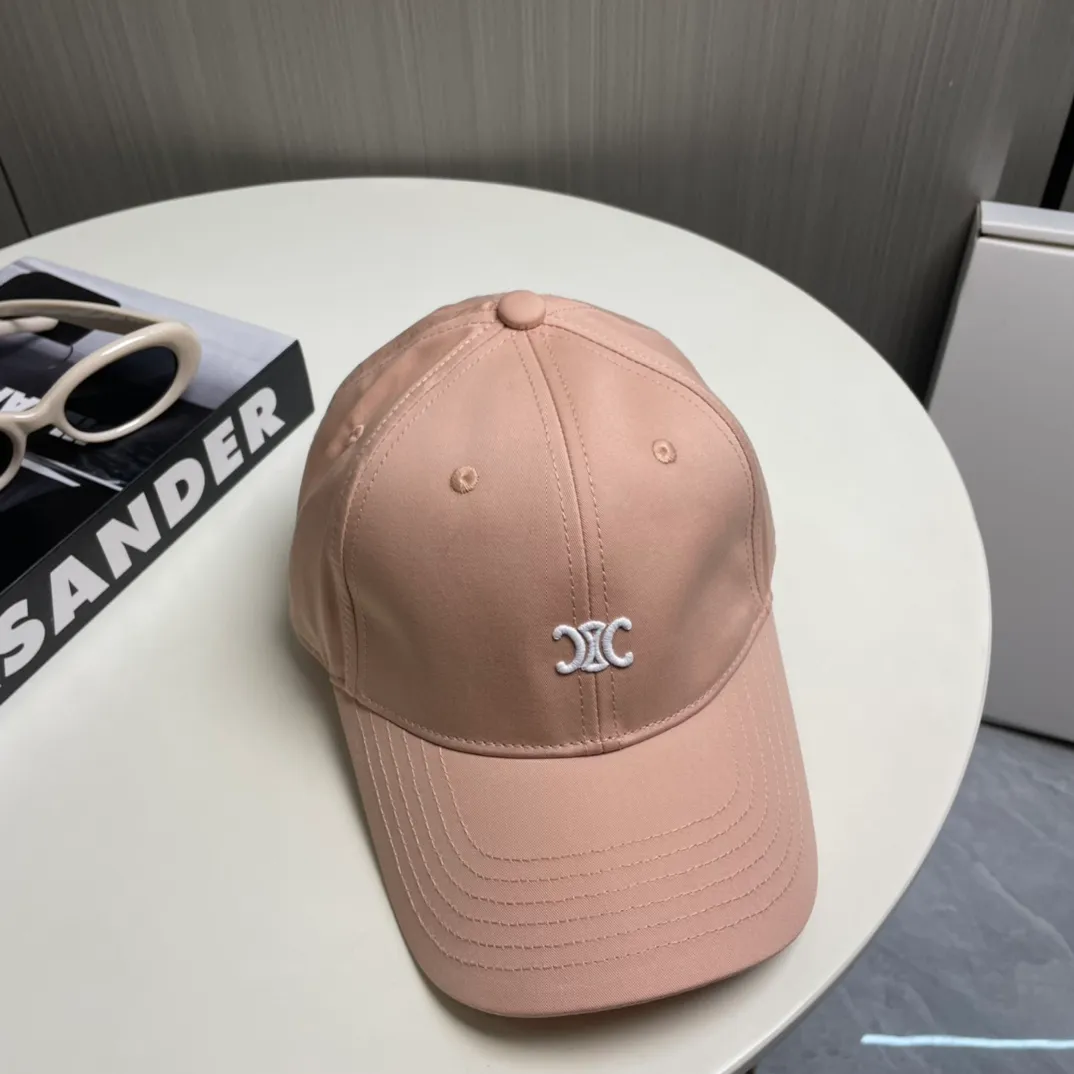 P70 popular CELINE (Celine) latest baseball cap with simple letters, fashionable and high-end workmanship! Every hat is made with care! Extraordinary quality, suitable for both men and women.    Céline's hat has a simple design, high-end color matching, delicate texture, and clean style. It is an iconic item. The letter C is the official icon of CELINE. It is deeply rooted in the brand's historical heritage, and at the same time it exudes modern elegance and a new trend of retro modernity. Simple baseball cap decorated with C logo. Self-attitude, no need to elaborate.