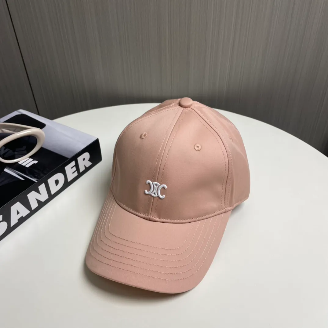P70 popular CELINE (Celine) latest baseball cap with simple letters, fashionable and high-end workmanship! Every hat is made with care! Extraordinary quality, suitable for both men and women.    Céline's hat has a simple design, high-end color matching, delicate texture, and clean style. It is an iconic item. The letter C is the official icon of CELINE. It is deeply rooted in the brand's historical heritage, and at the same time it exudes modern elegance and a new trend of retro modernity. Simple baseball cap decorated with C logo. Self-attitude, no need to elaborate.