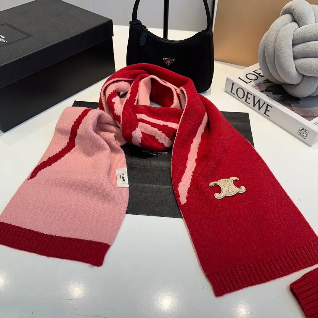 P170 CELINE Xiaohongshu’s popular model, official website new classic suit hat! Hat ➕Scarf! It feels great in hand! It’s warm and super comfortable. This winter, all you need is a hat set like this. It’s warm and fashionable! Welcome to choose!!