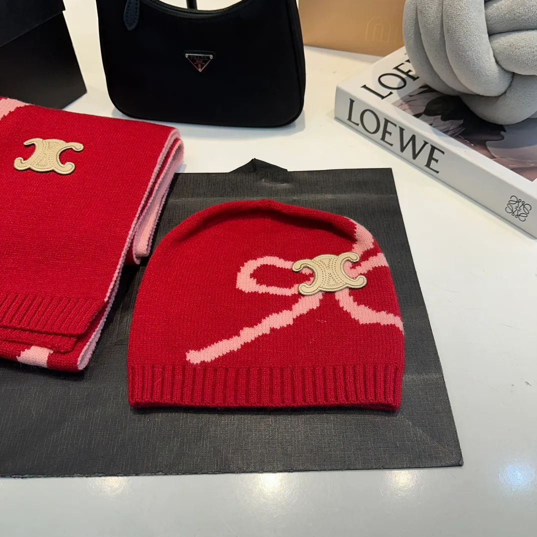 P170 CELINE Xiaohongshu’s popular model, official website new classic suit hat! Hat ➕Scarf! It feels great in hand! It’s warm and super comfortable. This winter, all you need is a hat set like this. It’s warm and fashionable! Welcome to choose!!