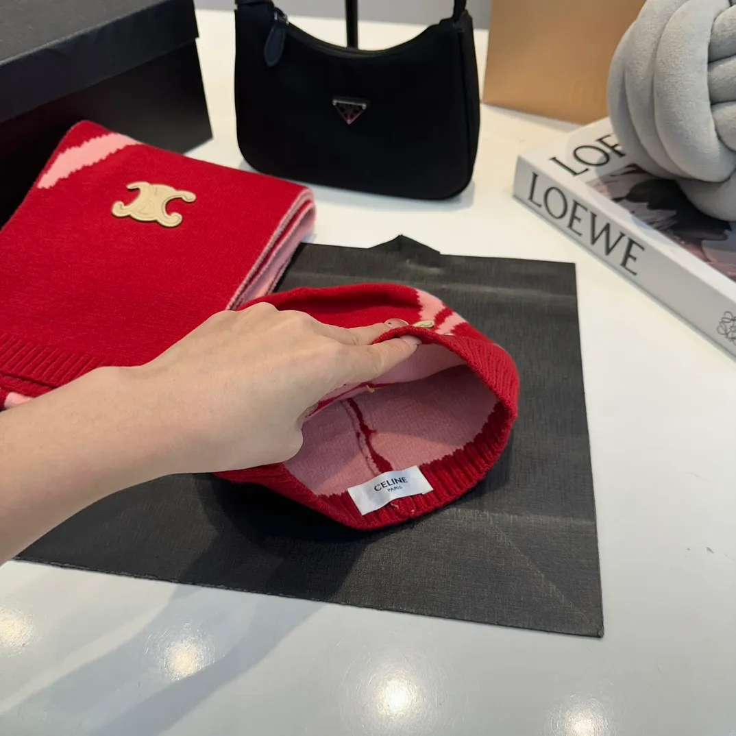 P170 CELINE Xiaohongshu’s popular model, official website new classic suit hat! Hat ➕Scarf! It feels great in hand! It’s warm and super comfortable. This winter, all you need is a hat set like this. It’s warm and fashionable! Welcome to choose!!