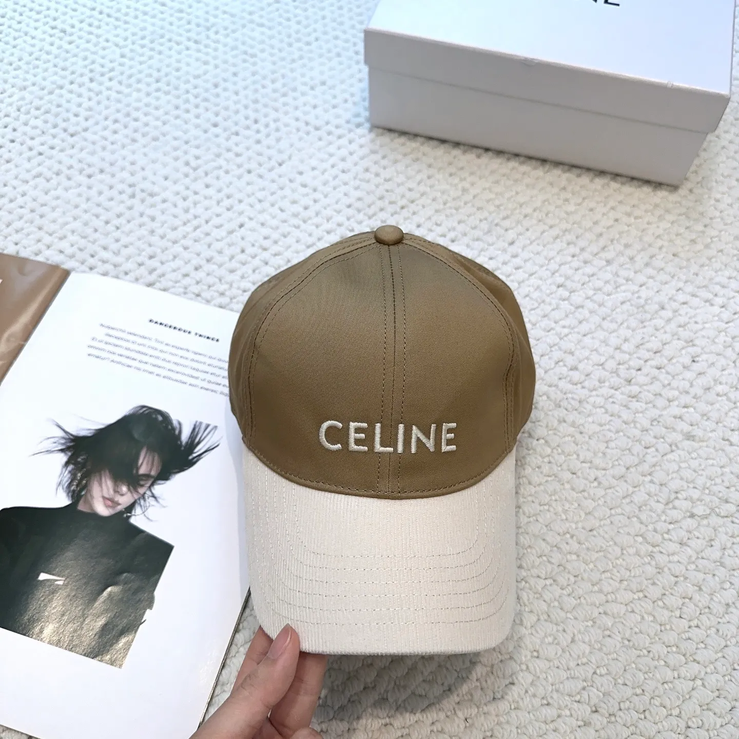 P76 popular CELINE (Celine) official website purchase version. Original 1:1 customized! The latest baseball cap with the same style as the simple letter star, fashionable and high-end workmanship! Every hat is made with care! Extraordinary quality, suitable for both men and women.    Céline's hat has a simple design, high-end color matching, delicate texture, and clean style. It is an iconic item. The letter C is the official icon of CELINE. It is deeply rooted in the brand's historical heritage, and at the same time it exudes modern elegance and a new trend of retro modernity. Simple baseball cap decorated with C logo. Self-attitude, no need to elaborate.