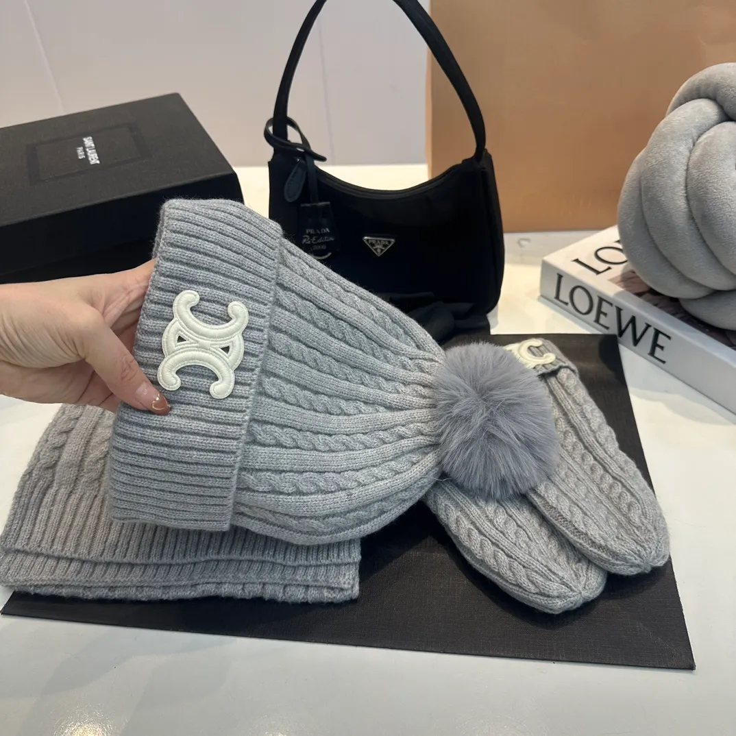 CELINE [Wool Suit Scarf + Gloves + Hat -] Classic suit hat wool cashmere knitted hat with gloves, warm and super comfortable for winter. Celine's three-piece set of gloves, scarves and hats is so high-end. It feels particularly delicate, with impeccable texture and quality. The details are also handled very well. It's warm and comfortable. It's a magical tool for young ladies to reduce their age. Warm and fashionable! Scarf: 185/35cm, head circumference around 57cm, contains 70% wool fabric, complete internal standards.  The latest technology, one-piece molding, is super beautiful. The autumn and winter wool knitted beanie feels good to the touch ~ the color is super white ~ and it has a good atmosphere when taking photos. Multiple colors are matched and very versatile ~
