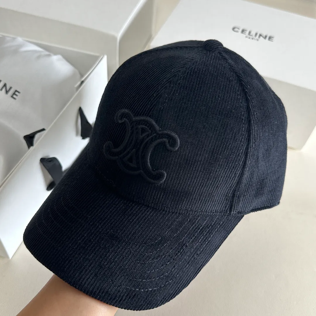 P70 Celine's new men's and women's velvet baseball cap. A super versatile style, the same style as the stars. The corduroy texture is very good, not thick and not hot to wear. Head circumference: about 57cm