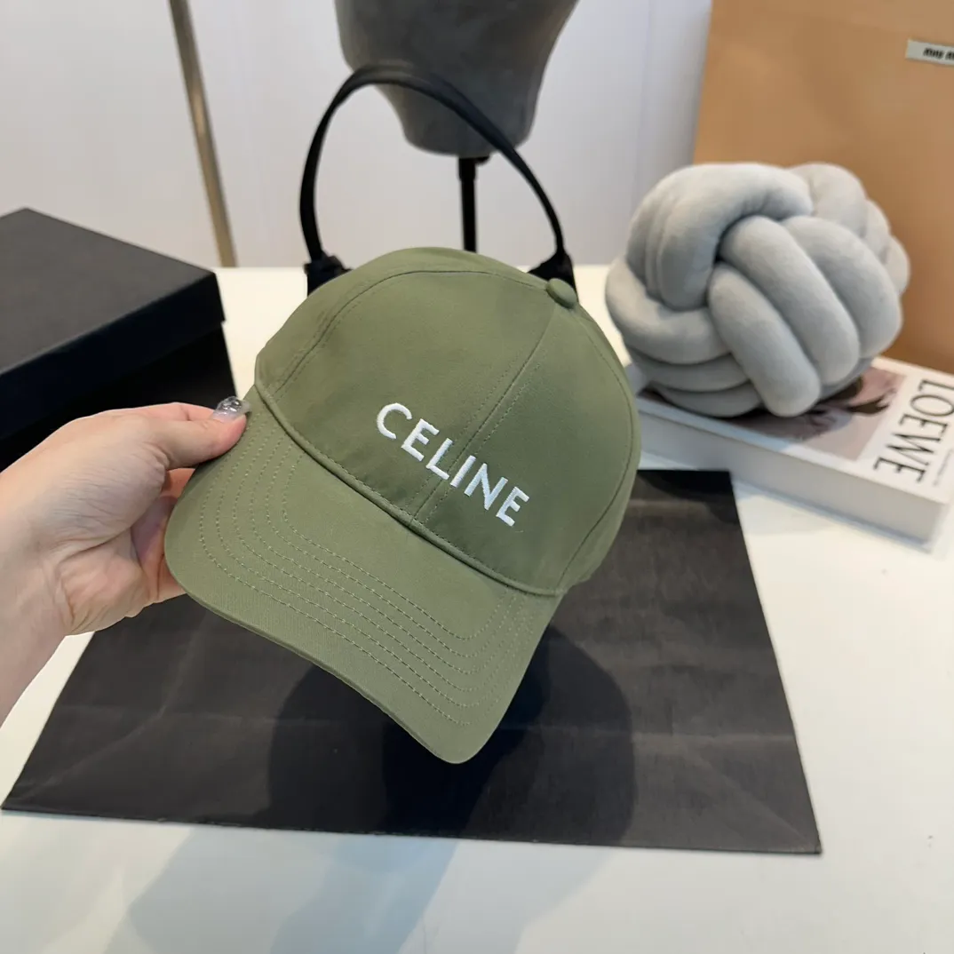 P60 dark blue denim CELINE Celine 2024ss new Arc de Triomphe embroidered baseball cap 🧢 Top version 👍 Purchased Z batch version, the hat shape is completely customized according to Z batch 22:1. Customized washed denim fabric, super textured! The Arc de Triomphe pattern is different from the version on the market, and the size and texture of the looped hair are all restored. The hardware adjustment buckle is custom-molded and has a logo. Customized logo webbing inside the hat, all details restored💯 ⚠️Size: One size fits all and adjustable!