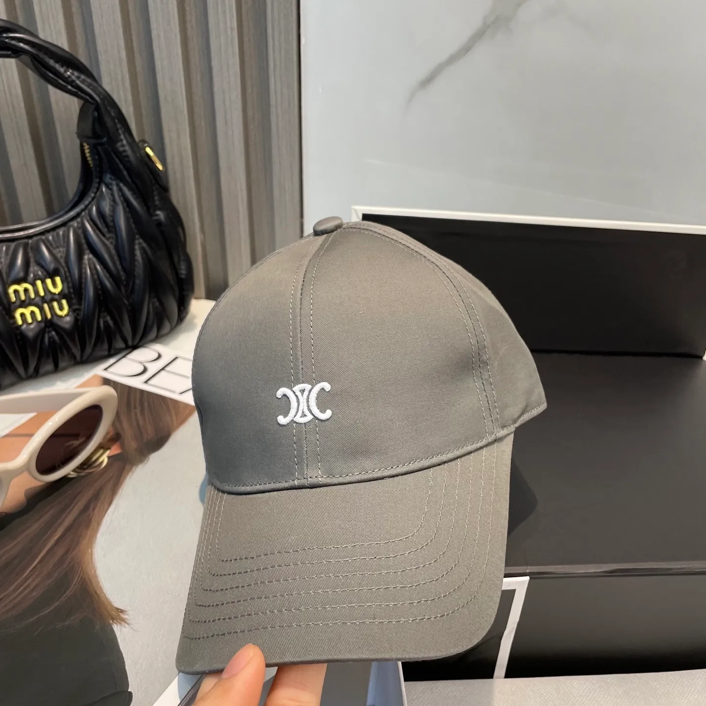 P70 popular CELINE official website purchase version. Original 1:1 customized! The latest baseball cap with the same style as the simple letter star, fashionable and high-end workmanship! Every hat is made with care! Extraordinary quality, suitable for both men and women.    Céline's hat has a simple design, high-end color matching, delicate texture, and clean style. It is an iconic item. The letter C is the official icon of CELINE. It is deeply rooted in the brand's historical heritage, and at the same time it exudes modern elegance and a new trend of retro modernity. Simple baseball cap decorated with C logo. Self-attitude, no need to elaborate.