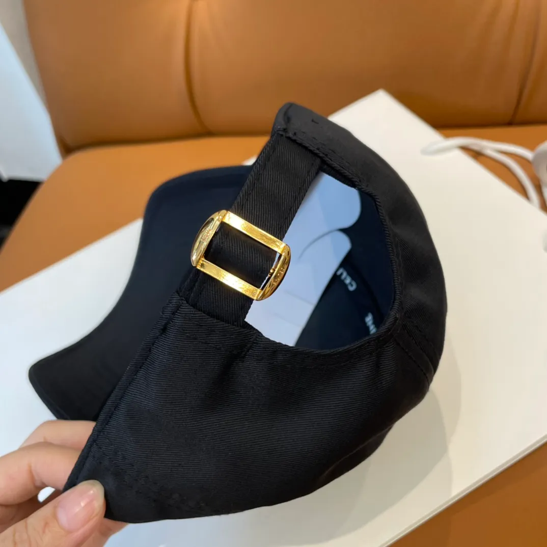 P86 popular CELINE (Celine) official website purchase version. Original 1:1 customized! The latest baseball cap with the same style as the simple letter star, fashionable and high-end workmanship! Every hat is made with care! Extraordinary quality, suitable for both men and women.    Céline's hat has a simple design, high-end color matching, delicate texture, and clean style. It is an iconic item. The letter C is the official icon of CELINE. It is deeply rooted in the brand's historical heritage, and at the same time it exudes modern elegance and a new trend of retro modernity. Simple baseball cap decorated with C logo. Self-attitude, no need to elaborate.