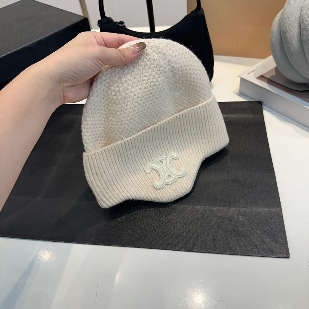 P70 CELINE🖤 Autumn and winter knitted ear protection hat Japanese personalized knitted autumn and winter ear protection hat👏✊ Made of high-quality wool, soft and comfortable, thick hat, first-class thermal insulation effect, plush feeling, soft and skin-friendly! Suitable for all kinds of clothes in autumn and winter!