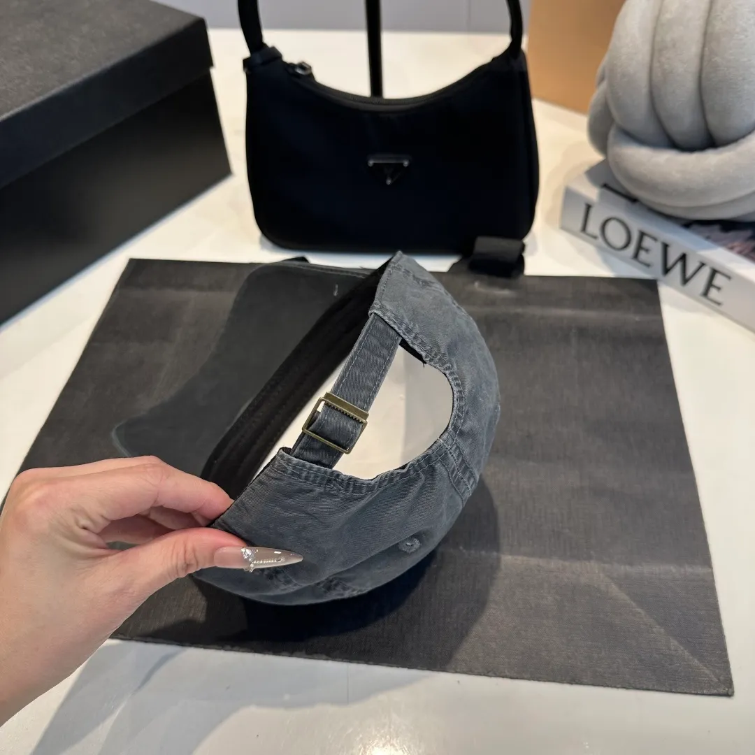 P60 CELINE's new classic casual and trendy baseball cap🧢Japanese and Korean style, looks great with any combination! A must-have when traveling