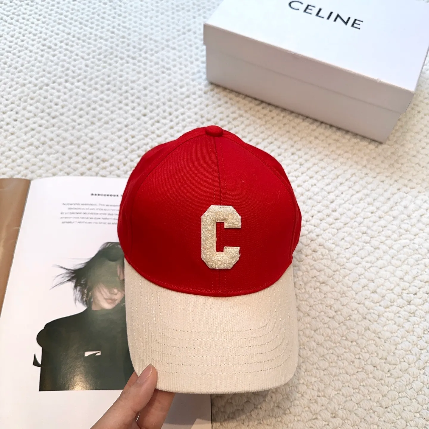 P70 popular CELINE official website purchase version. Original 1:1 customized! The latest baseball cap with the same style as the simple letter star, fashionable and high-end workmanship! Every hat is made with care! Extraordinary quality, suitable for both men and women.    Céline's hat has a simple design, high-end color matching, delicate texture, and clean style. It is an iconic item. The letter C is the official icon of CELINE. It is deeply rooted in the brand's historical heritage, and at the same time it exudes modern elegance and a new trend of retro modernity. Simple baseball cap decorated with C logo. Self-attitude, no need to elaborate.