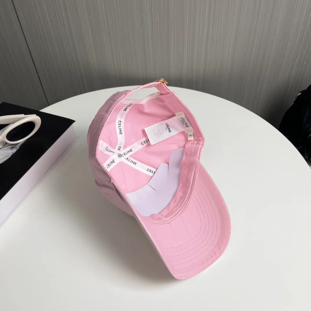 P70 popular CELINE official website purchase version. Original 1:1 customized! The latest baseball cap with the same style as the simple letter star, fashionable and high-end workmanship! Every hat is made with care! Extraordinary quality, suitable for both men and women.    Céline's hat has a simple design, high-end color matching, delicate texture, and clean style. It is an iconic item. The letter C is the official icon of CELINE. It is deeply rooted in the brand's historical heritage, and at the same time it exudes modern elegance and a new trend of retro modernity. Simple baseball cap decorated with C logo. Self-attitude, no need to elaborate.