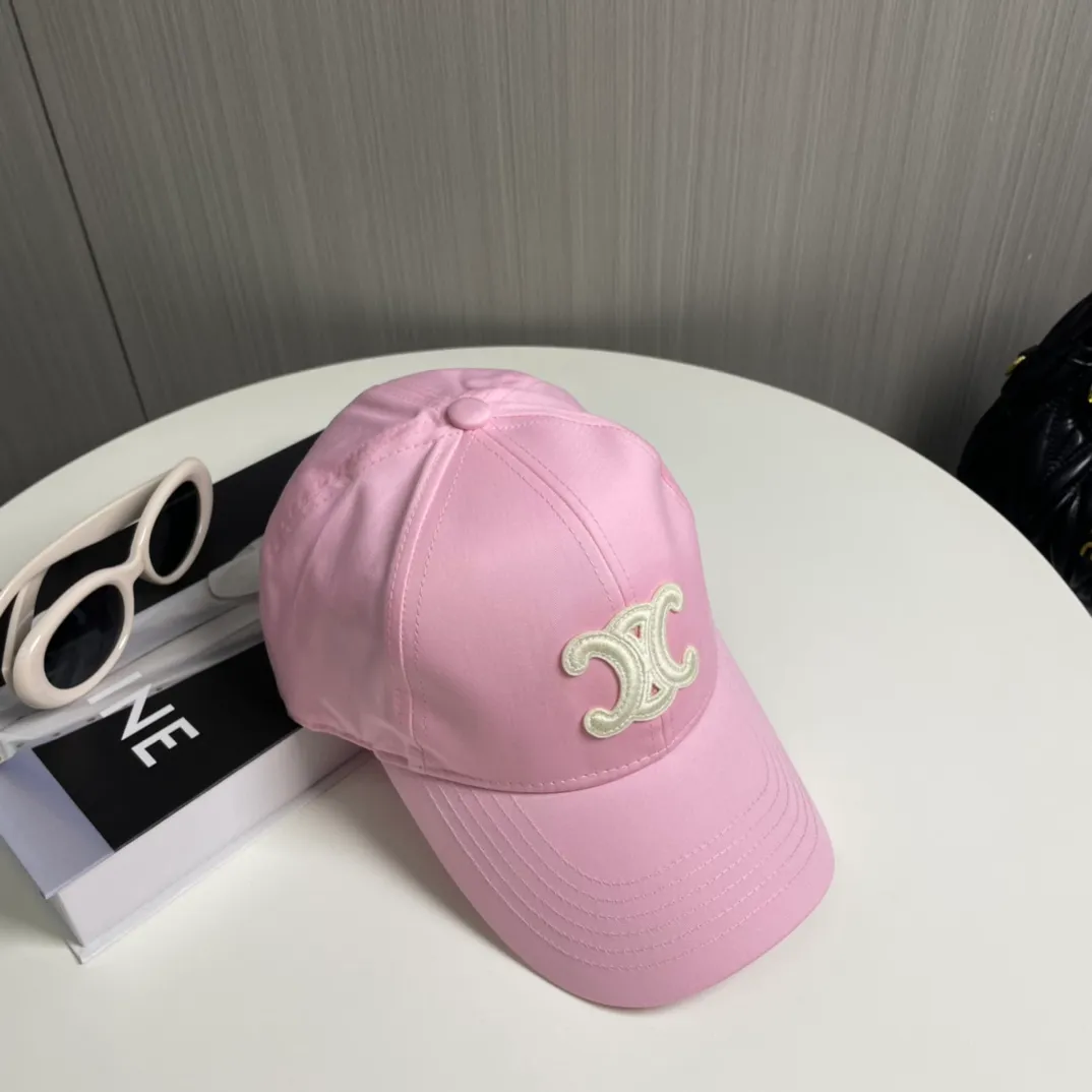 P70 popular CELINE official website purchase version. Original 1:1 customized! The latest baseball cap with the same style as the simple letter star, fashionable and high-end workmanship! Every hat is made with care! Extraordinary quality, suitable for both men and women.    Céline's hat has a simple design, high-end color matching, delicate texture, and clean style. It is an iconic item. The letter C is the official icon of CELINE. It is deeply rooted in the brand's historical heritage, and at the same time it exudes modern elegance and a new trend of retro modernity. Simple baseball cap decorated with C logo. Self-attitude, no need to elaborate.
