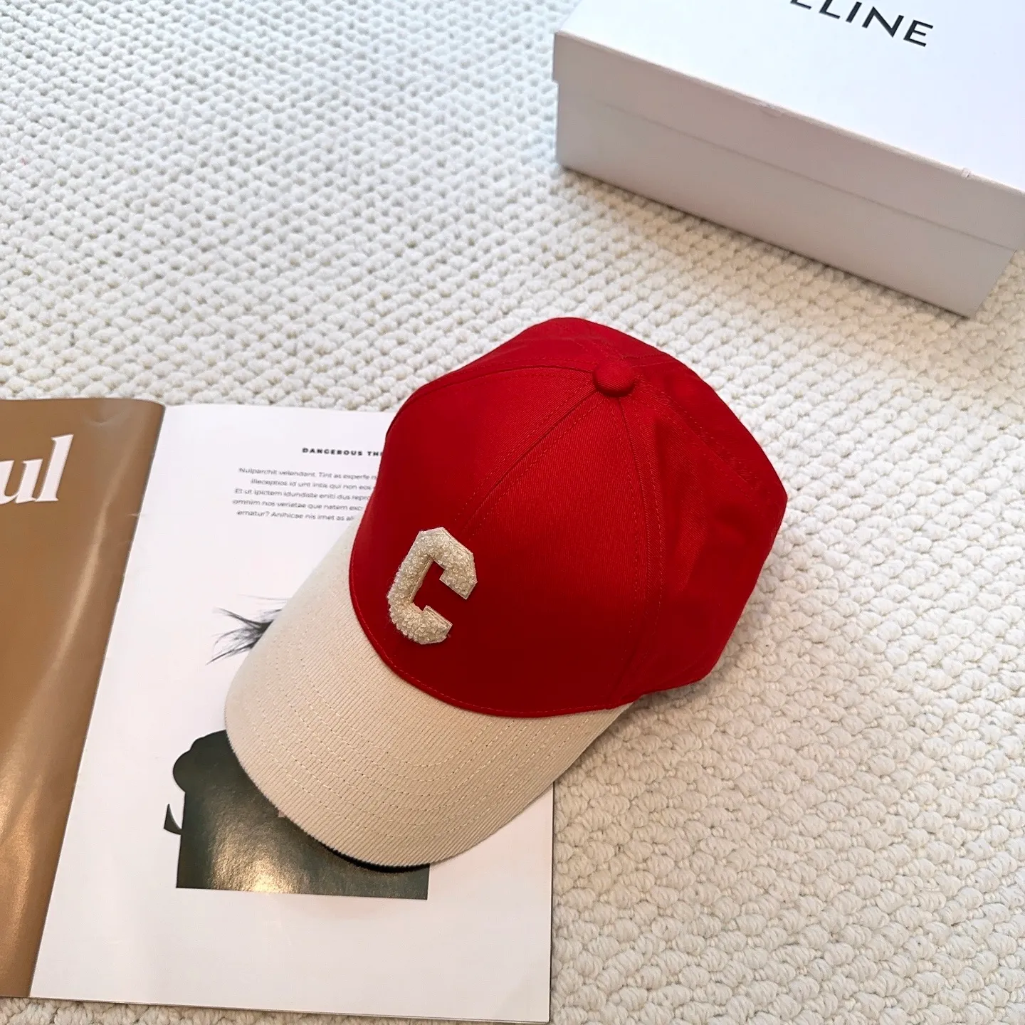 P70 popular CELINE official website purchase version. Original 1:1 customized! The latest baseball cap with the same style as the simple letter star, fashionable and high-end workmanship! Every hat is made with care! Extraordinary quality, suitable for both men and women.    Céline's hat has a simple design, high-end color matching, delicate texture, and clean style. It is an iconic item. The letter C is the official icon of CELINE. It is deeply rooted in the brand's historical heritage, and at the same time it exudes modern elegance and a new trend of retro modernity. Simple baseball cap decorated with C logo. Self-attitude, no need to elaborate.