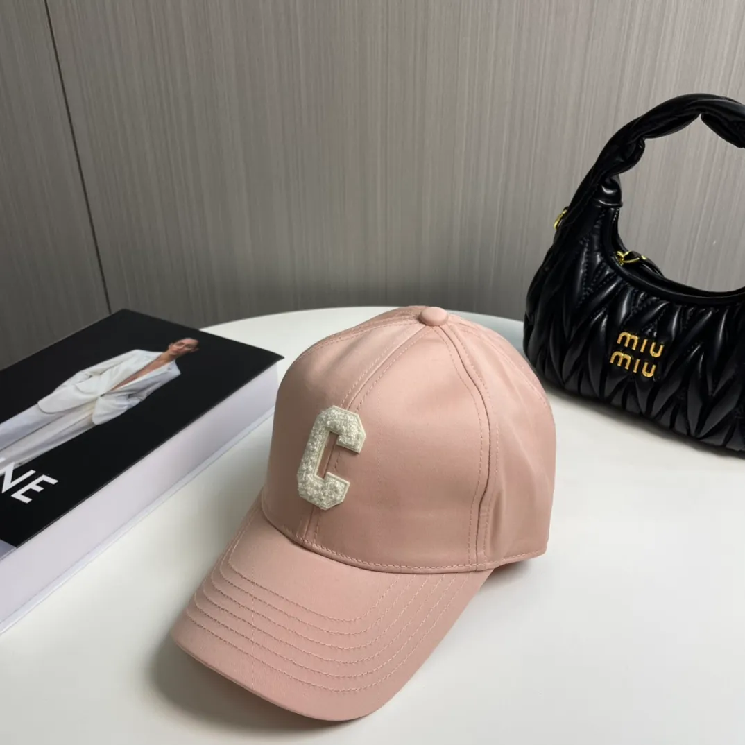P76 popular CELINE (Celine) official website purchase version. Original 1:1 customized! The latest baseball cap with the same style as the simple letter star, fashionable and high-end workmanship! Every hat is made with care! Extraordinary quality, suitable for both men and women.    Céline's hat has a simple design, high-end color matching, delicate texture, and clean style. It is an iconic item. The letter C is the official icon of CELINE. It is deeply rooted in the brand's historical heritage, and at the same time it exudes modern elegance and a new trend of retro modernity. Simple baseball cap decorated with C logo. Self-attitude, no need to elaborate.
