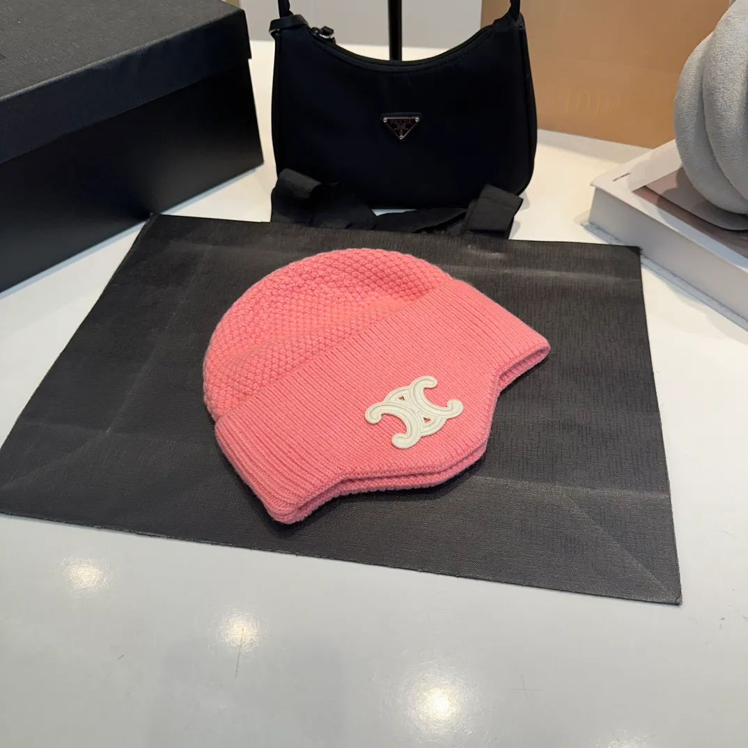 P70 CELINE🖤 Autumn and winter knitted ear protection hat Japanese personalized knitted autumn and winter ear protection hat👏✊ Made of high-quality wool, soft and comfortable, thick hat, first-class thermal insulation effect, plush feeling, soft and skin-friendly! Suitable for all kinds of clothes in autumn and winter!
