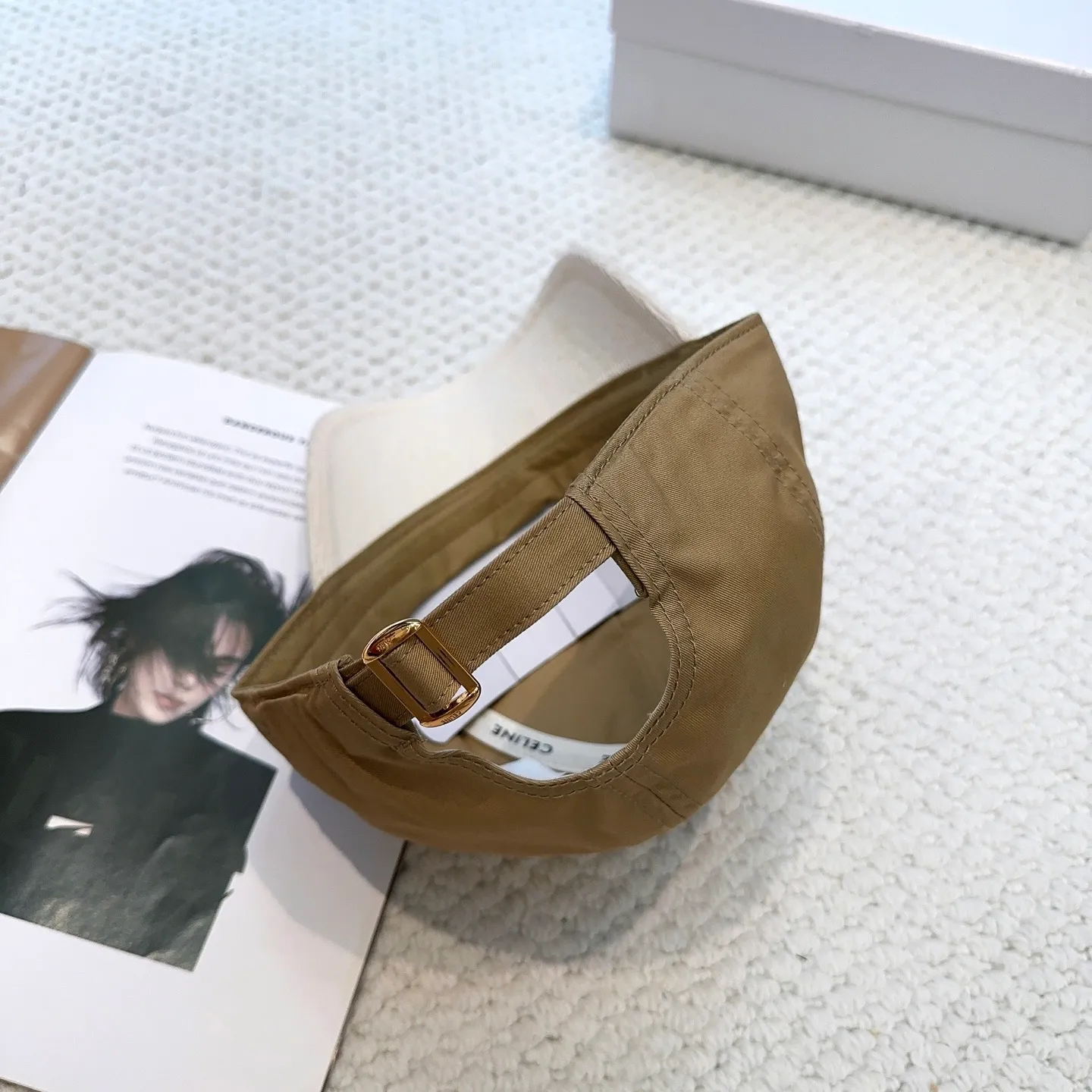 P70 popular CELINE official website purchase version. Original 1:1 customized! The latest baseball cap with the same style as the simple letter star, fashionable and high-end workmanship! Every hat is made with care! Extraordinary quality, suitable for both men and women.    Céline's hat has a simple design, high-end color matching, delicate texture, and clean style. It is an iconic item. The letter C is the official icon of CELINE. It is deeply rooted in the brand's historical heritage, and at the same time it exudes modern elegance and a new trend of retro modernity. Simple baseball cap decorated with C logo. Self-attitude, no need to elaborate.