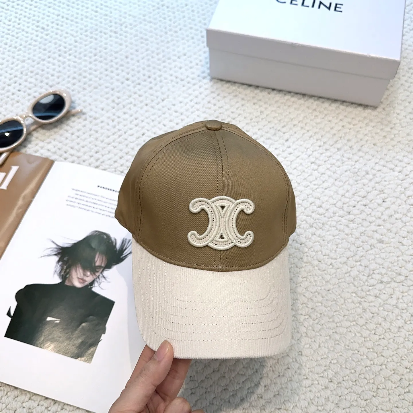 P76 popular CELINE (Celine) official website purchase version. Original 1:1 customized! The latest baseball cap with the same style as the simple letter star, fashionable and high-end workmanship! Every hat is made with care! Extraordinary quality, suitable for both men and women.    Céline's hat has a simple design, high-end color matching, delicate texture, and clean style. It is an iconic item. The letter C is the official icon of CELINE. It is deeply rooted in the brand's historical heritage, and at the same time it exudes modern elegance and a new trend of retro modernity. Simple baseball cap decorated with C logo. Self-attitude, no need to elaborate.