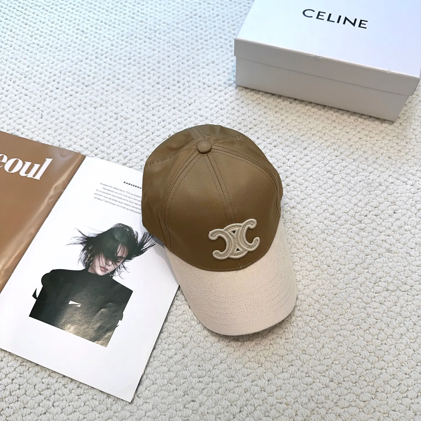 P70 popular CELINE official website purchase version. Original 1:1 customized! The latest baseball cap with the same style as the simple letter star, fashionable and high-end workmanship! Every hat is made with care! Extraordinary quality, suitable for both men and women.    Céline's hat has a simple design, high-end color matching, delicate texture, and clean style. It is an iconic item. The letter C is the official icon of CELINE. It is deeply rooted in the brand's historical heritage, and at the same time it exudes modern elegance and a new trend of retro modernity. Simple baseball cap decorated with C logo. Self-attitude, no need to elaborate.