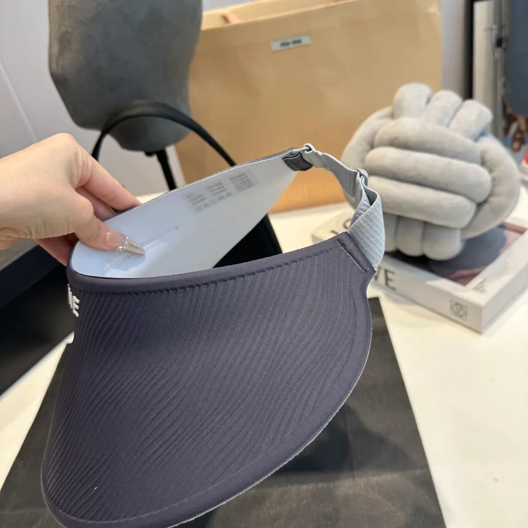 P60 CELINE Celine's new empty-top hat. Sun protection is a compulsory course for girls in this life. This large brim hat is invincible in sun protection. It can be worn all day without any trace or cumbersome feeling.
