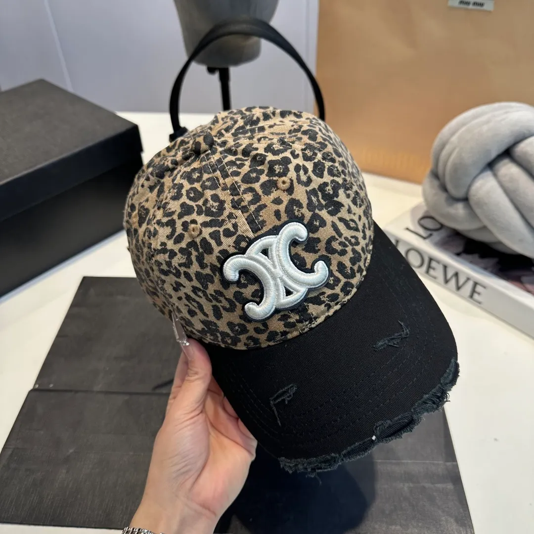 P60 CELINE's new Arc de Triomphe logo leopard print baseball cap. High-quality replica, great color, perfect details. The latest Arc de Triomphe logo, a must-buy.