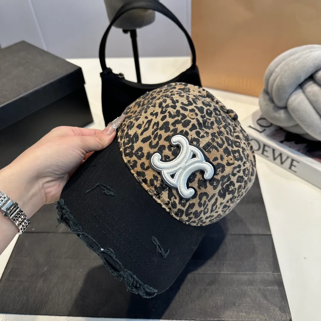 P60 CELINE's new Arc de Triomphe logo leopard print baseball cap. High-quality replica, great color, perfect details. The latest Arc de Triomphe logo, a must-buy.