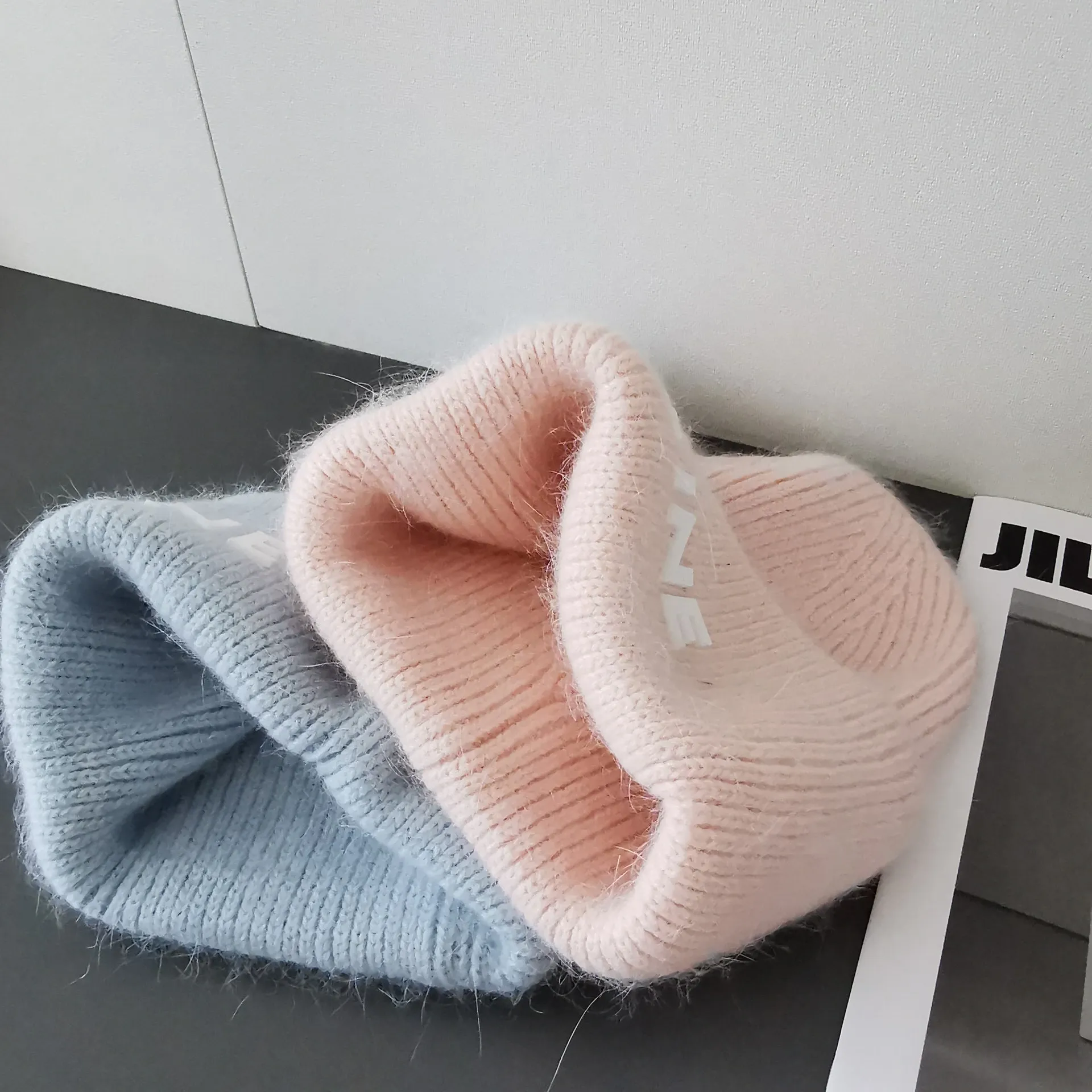 P50 CELINE's new embossed font beanie continues the past minimalist and high-end style, and has the trendy style before the Z era. It is casual, comfortable and fashionable. It is simple and has a complete set of packaging. 2016120