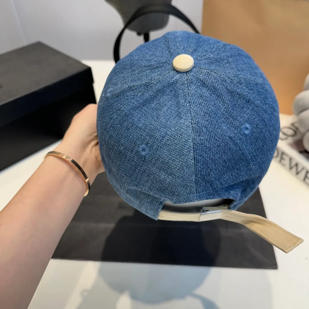 P56 CELINE's new classic casual and trendy baseball cap🧢Japanese and Korean style, looks great with any combination! A must-have when traveling