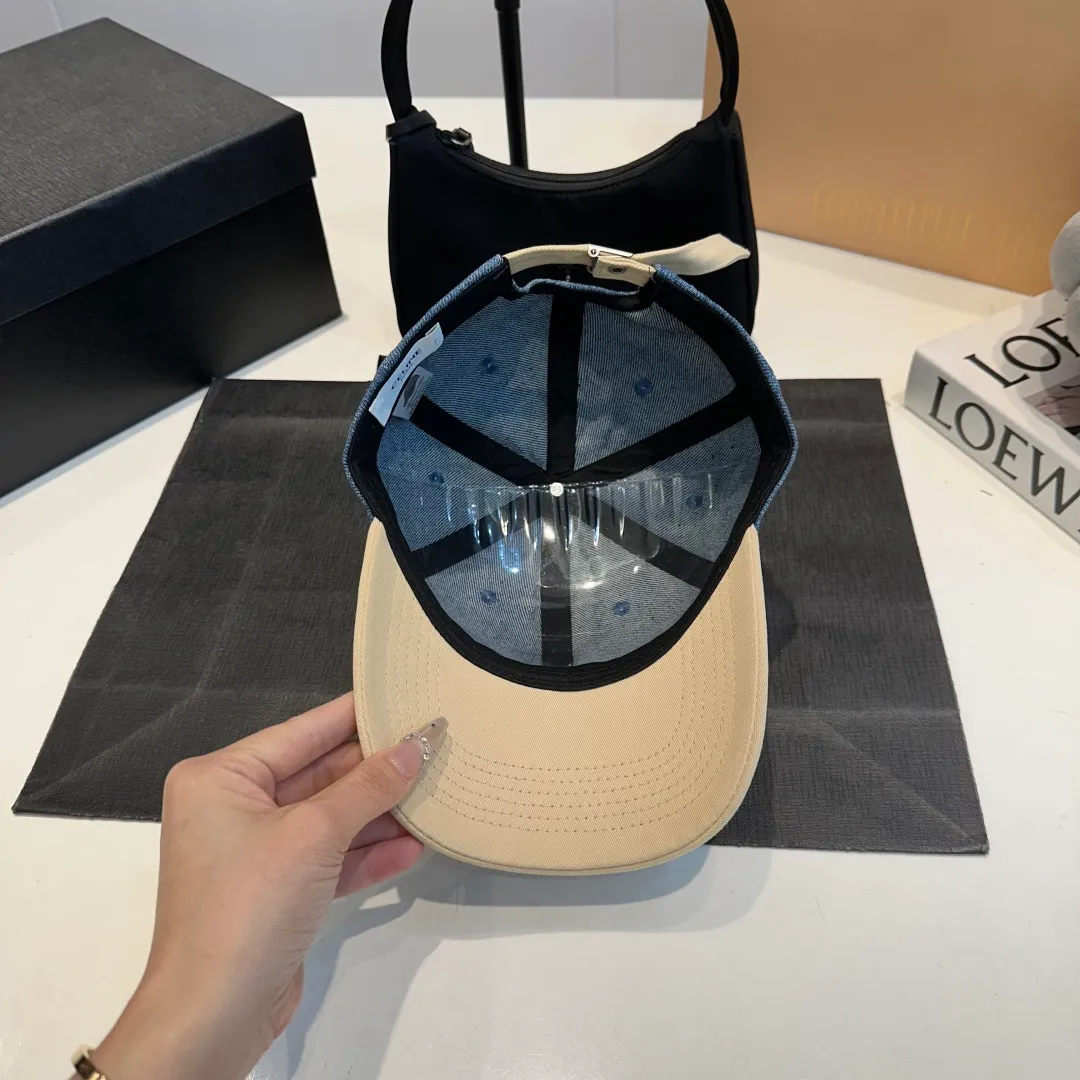 P56 CELINE's new classic casual and trendy baseball cap🧢Japanese and Korean style, looks great with any combination! A must-have when traveling