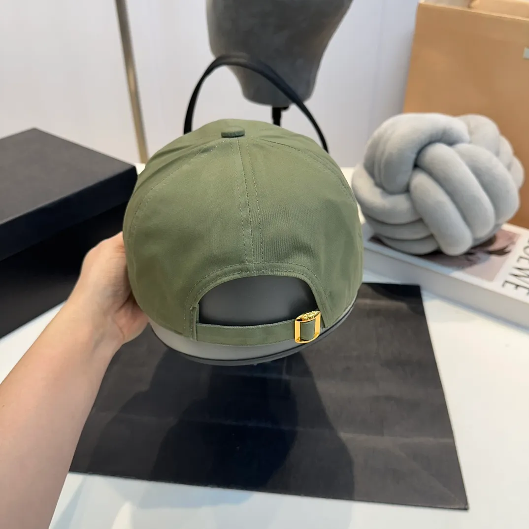 P60 dark blue denim CELINE Celine 2024ss new Arc de Triomphe embroidered baseball cap 🧢 Top version 👍 Purchased Z batch version, the hat shape is completely customized according to Z batch 22:1. Customized washed denim fabric, super textured! The Arc de Triomphe pattern is different from the version on the market, and the size and texture of the looped hair are all restored. The hardware adjustment buckle is custom-molded and has a logo. Customized logo webbing inside the hat, all details restored💯 ⚠️Size: One size fits all and adjustable!