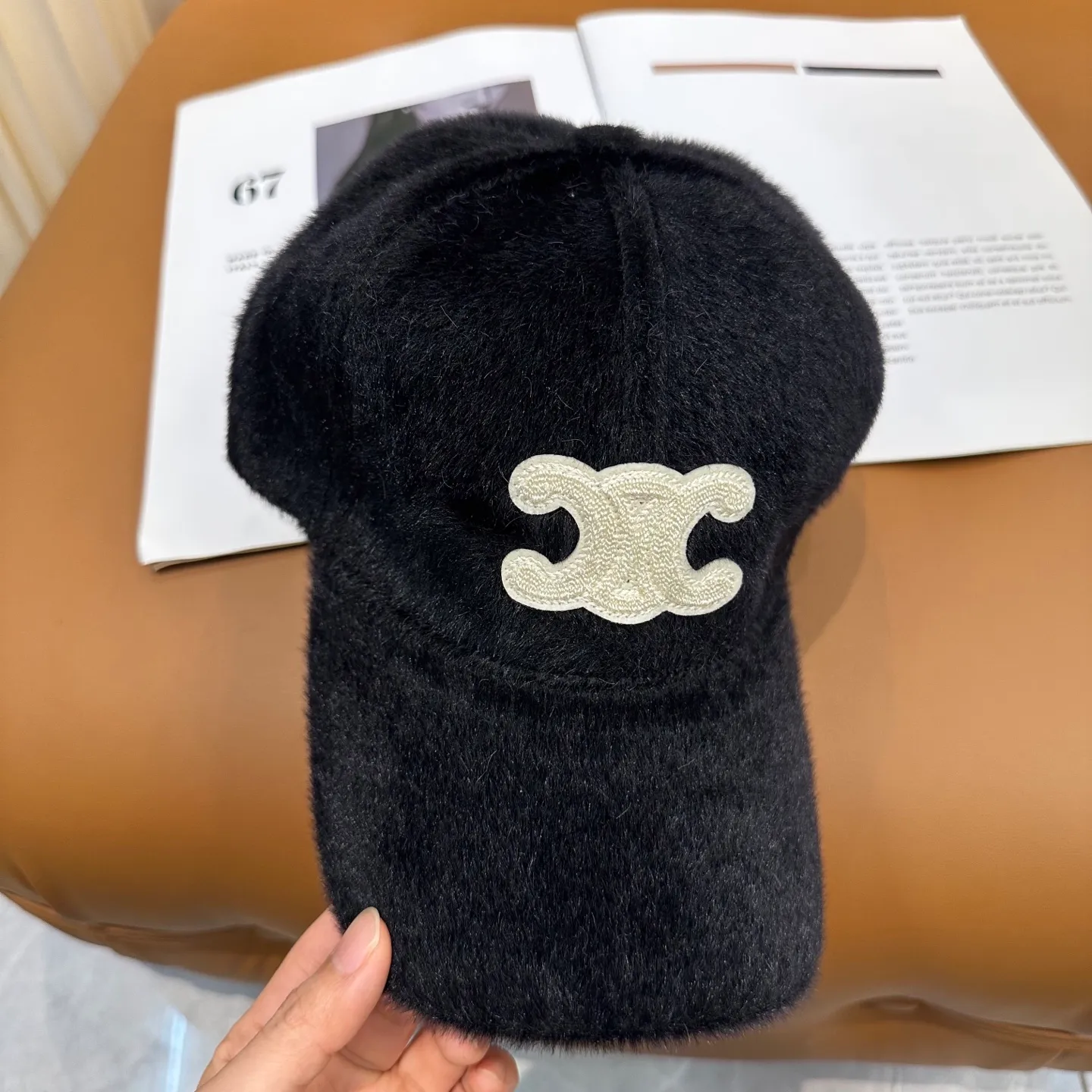P50 CELINE's new autumn and winter baseball cap🧢It's plush and very comfortable. It's a big brand model that goes well with you. You can wear it with your eyes closed.