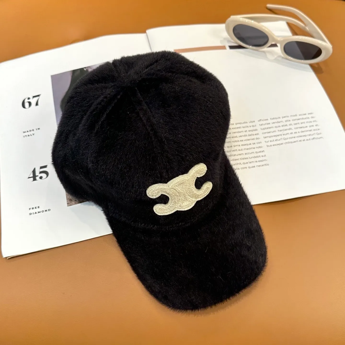 P50 CELINE's new autumn and winter baseball cap🧢It's plush and very comfortable. It's a big brand model that goes well with you. You can wear it with your eyes closed.