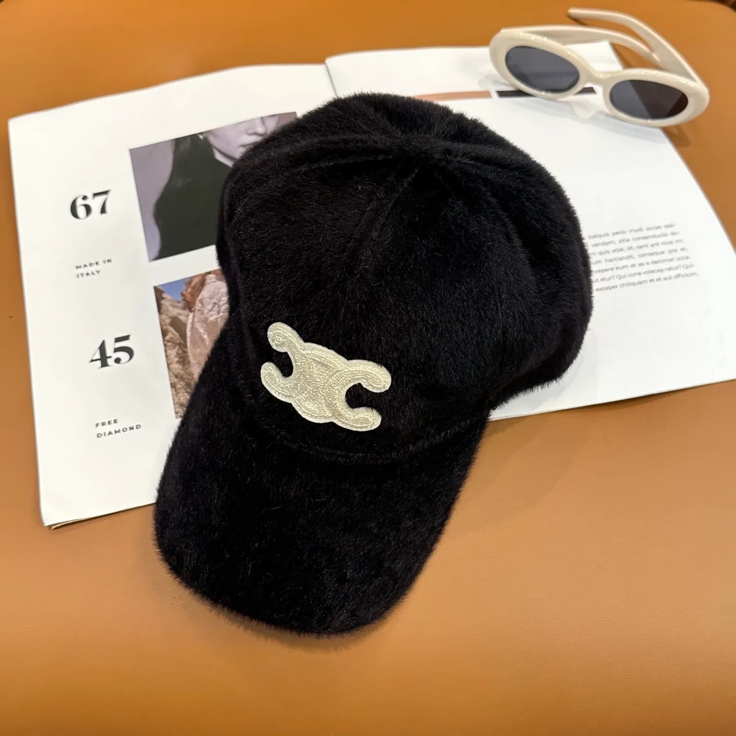 P50 CELINE's new autumn and winter baseball cap🧢It's plush and very comfortable. It's a big brand model that goes well with you. You can wear it with your eyes closed.