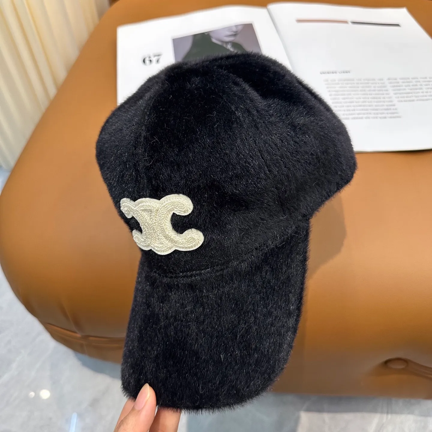 P50 CELINE's new autumn and winter baseball cap🧢It's plush and very comfortable. It's a big brand model that goes well with you. You can wear it with your eyes closed.