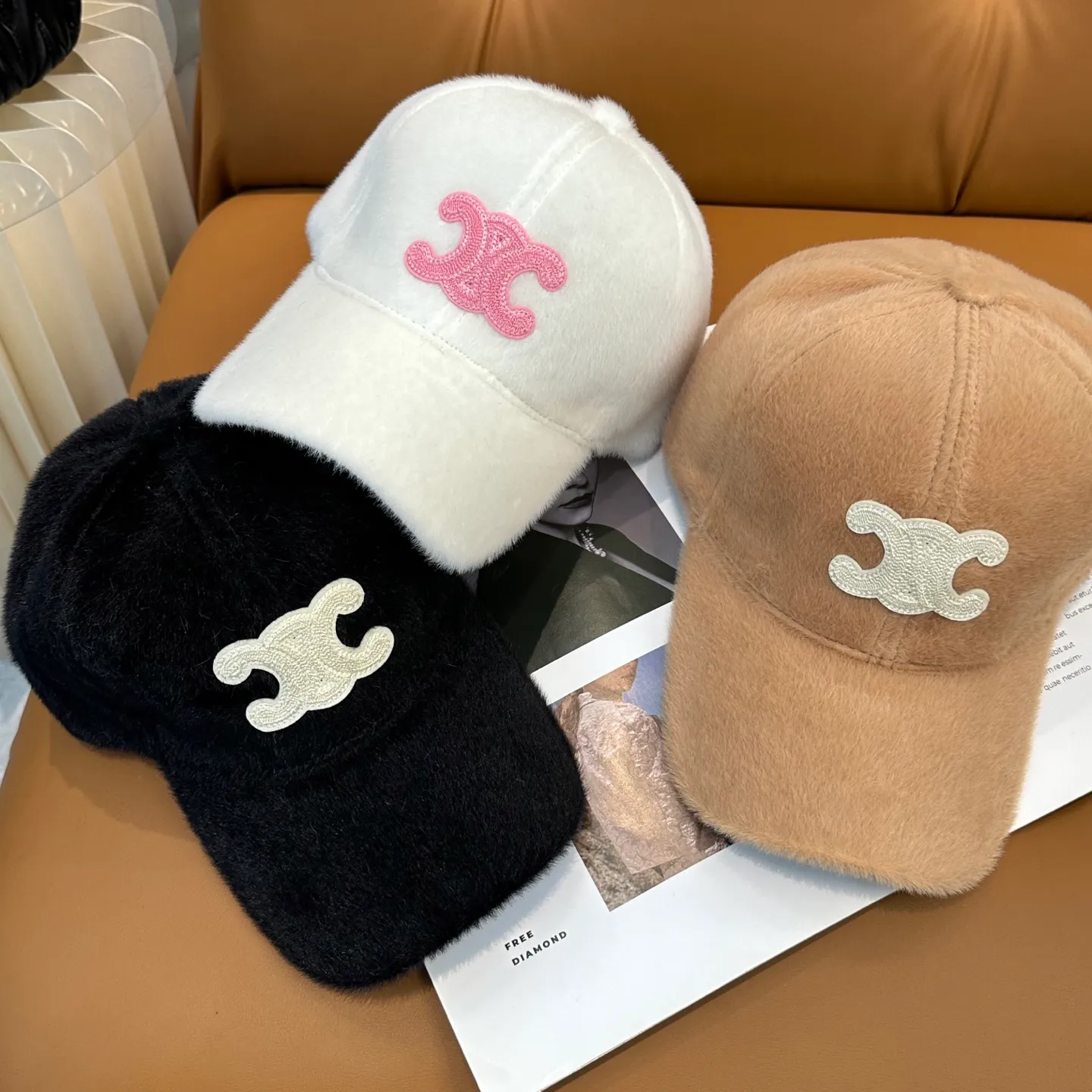 P50 CELINE's new autumn and winter baseball cap🧢It's plush and very comfortable. It's a big brand model that goes well with you. You can wear it with your eyes closed.