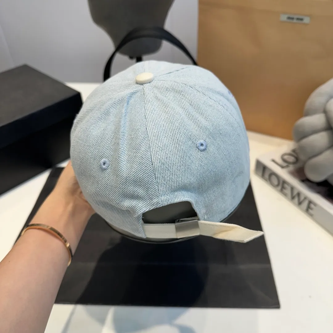 P56 CELINE's new classic casual and trendy baseball cap🧢Japanese and Korean style, looks great with any combination! A must-have when traveling