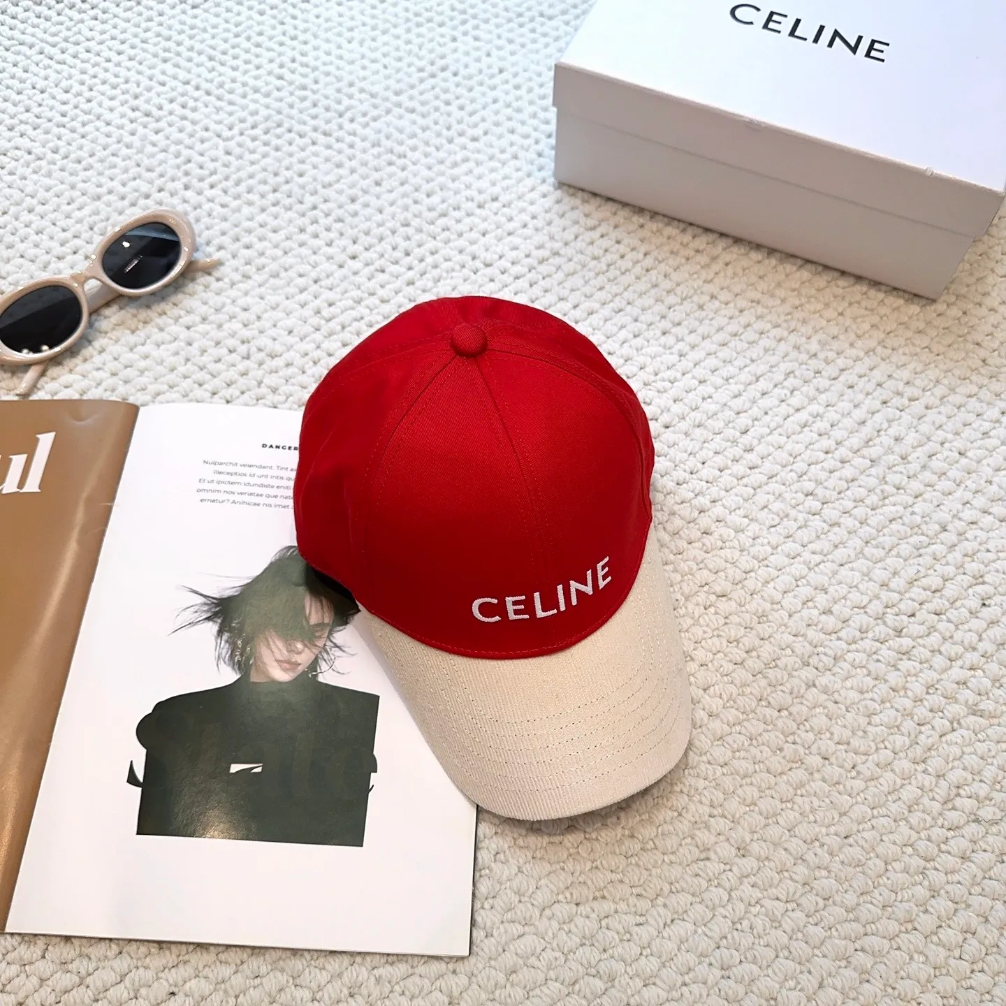 P70 popular CELINE official website purchase version. Original 1:1 customized! The latest baseball cap with the same style as the simple letter star, fashionable and high-end workmanship! Every hat is made with care! Extraordinary quality, suitable for both men and women.    Céline's hat has a simple design, high-end color matching, delicate texture, and clean style. It is an iconic item. The letter C is the official icon of CELINE. It is deeply rooted in the brand's historical heritage, and at the same time it exudes modern elegance and a new trend of retro modernity. Simple baseball cap decorated with C logo. Self-attitude, no need to elaborate.