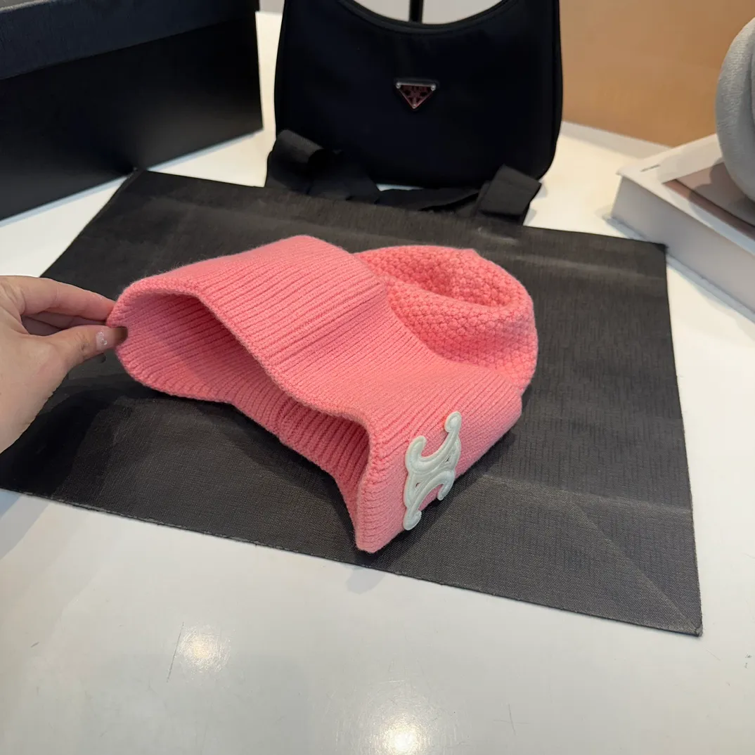 P70 CELINE🖤 Autumn and winter knitted ear protection hat Japanese personalized knitted autumn and winter ear protection hat👏✊ Made of high-quality wool, soft and comfortable, thick hat, first-class thermal insulation effect, plush feeling, soft and skin-friendly! Suitable for all kinds of clothes in autumn and winter!