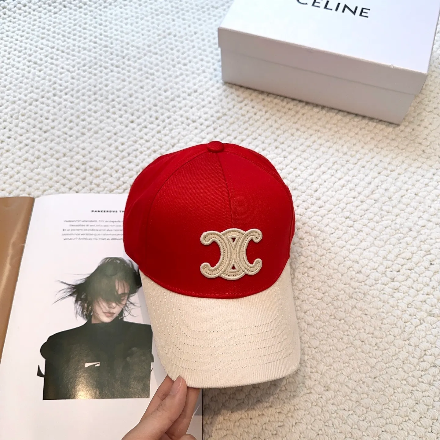 P70 popular CELINE official website purchase version. Original 1:1 customized! The latest baseball cap with the same style as the simple letter star, fashionable and high-end workmanship! Every hat is made with care! Extraordinary quality, suitable for both men and women.    Céline's hat has a simple design, high-end color matching, delicate texture, and clean style. It is an iconic item. The letter C is the official icon of CELINE. It is deeply rooted in the brand's historical heritage, and at the same time it exudes modern elegance and a new trend of retro modernity. Simple baseball cap decorated with C logo. Self-attitude, no need to elaborate.