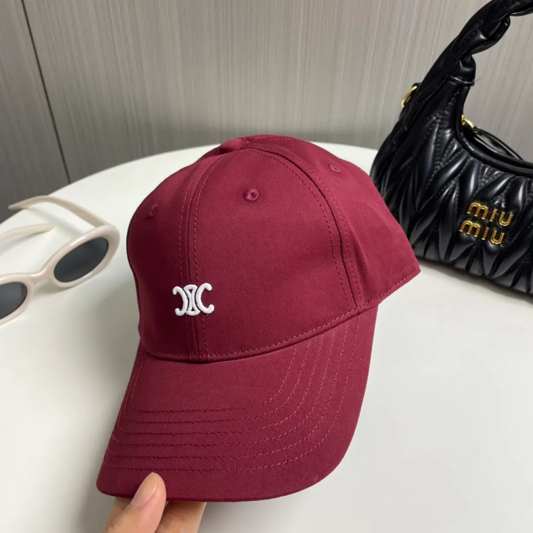 P70 popular CELINE (Celine) latest baseball cap with simple letters, fashionable and high-end workmanship! Every hat is made with care! Extraordinary quality, suitable for both men and women.    Céline's hat has a simple design, high-end color matching, delicate texture, and clean style. It is an iconic item. The letter C is the official icon of CELINE. It is deeply rooted in the brand's historical heritage, and at the same time it exudes modern elegance and a new trend of retro modernity. Simple baseball cap decorated with C logo. Self-attitude, no need to elaborate.